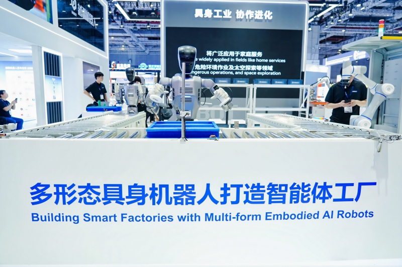 越疆的“关键一跃”：工博会展示从机械臂到人形机器人，按下“具身工业”产业加速键